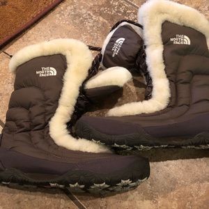 Snow boots